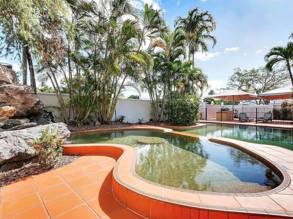 mercure cairns