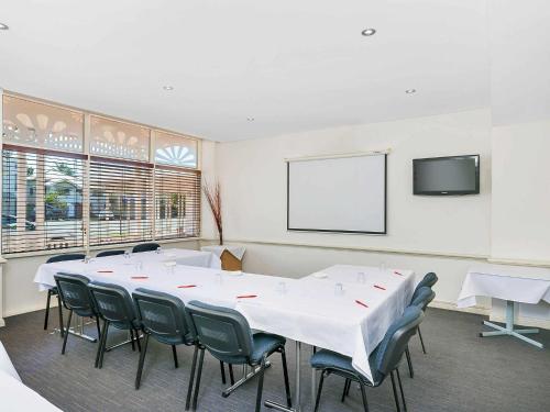 mercure cairns