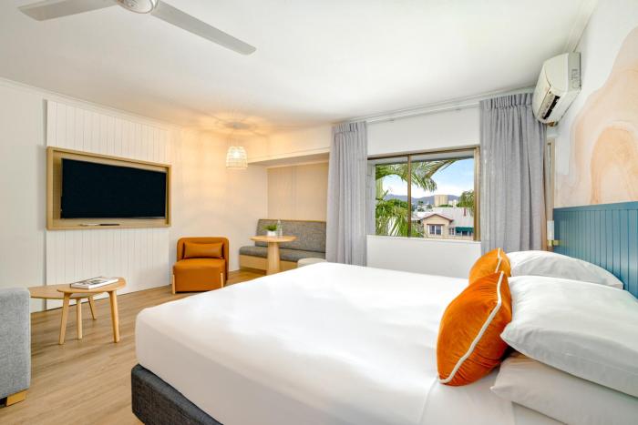 mercure cairns