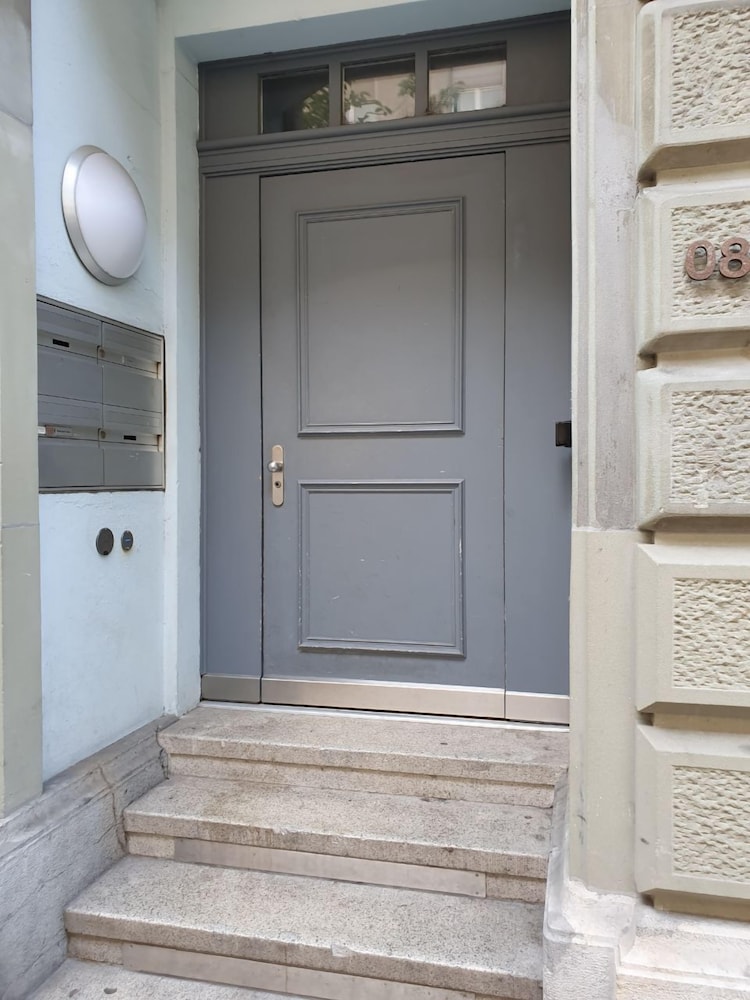 le bijou lintheschergasse 23 zurich hb