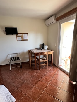 iolkos hotel apartments