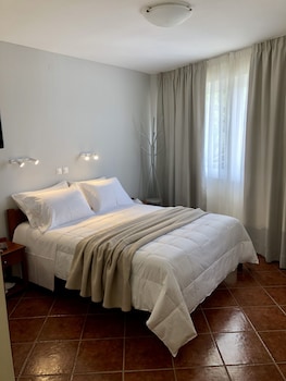 iolkos hotel apartments