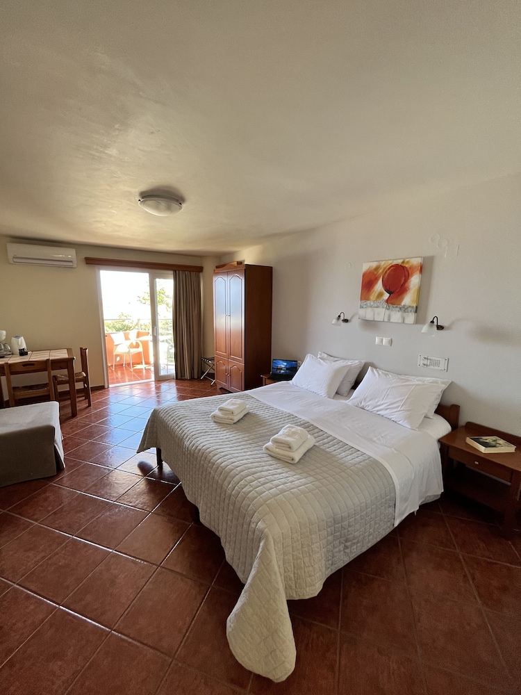 iolkos hotel apartments