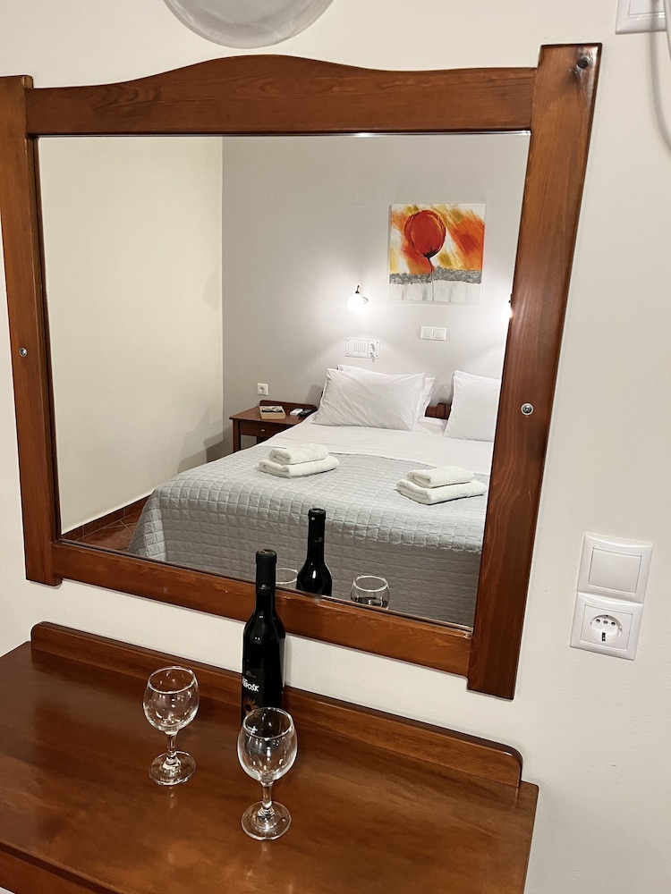 iolkos hotel apartments