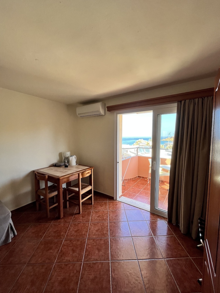 iolkos hotel apartments