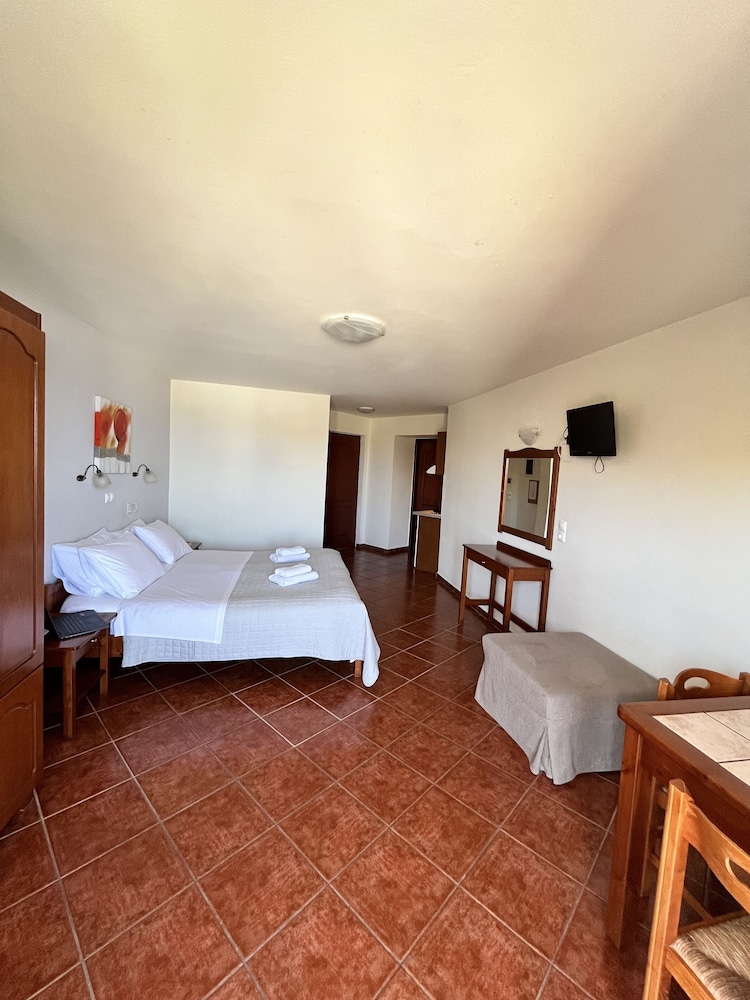 iolkos hotel apartments