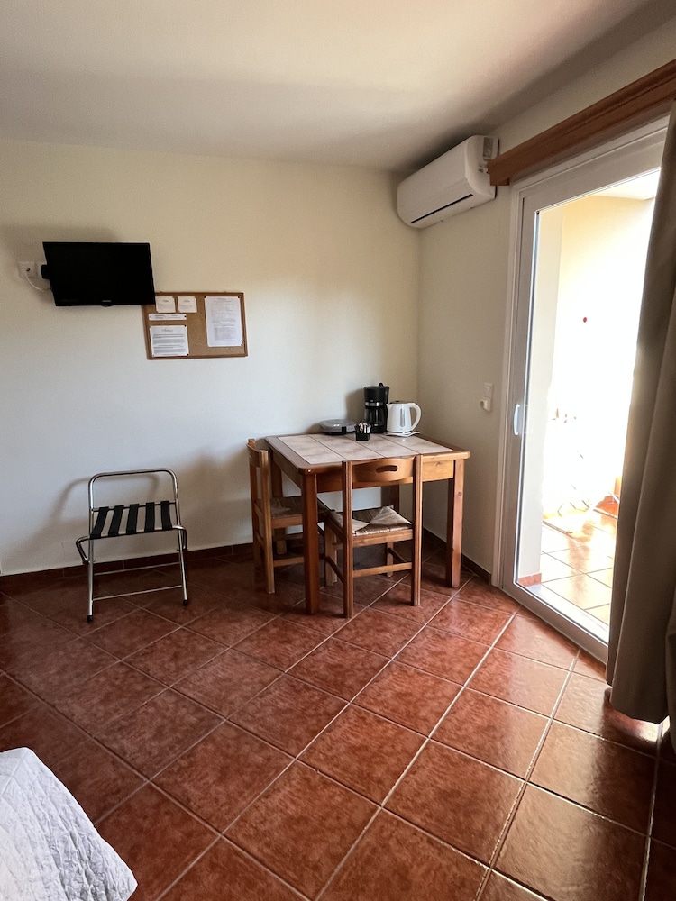 iolkos hotel apartments