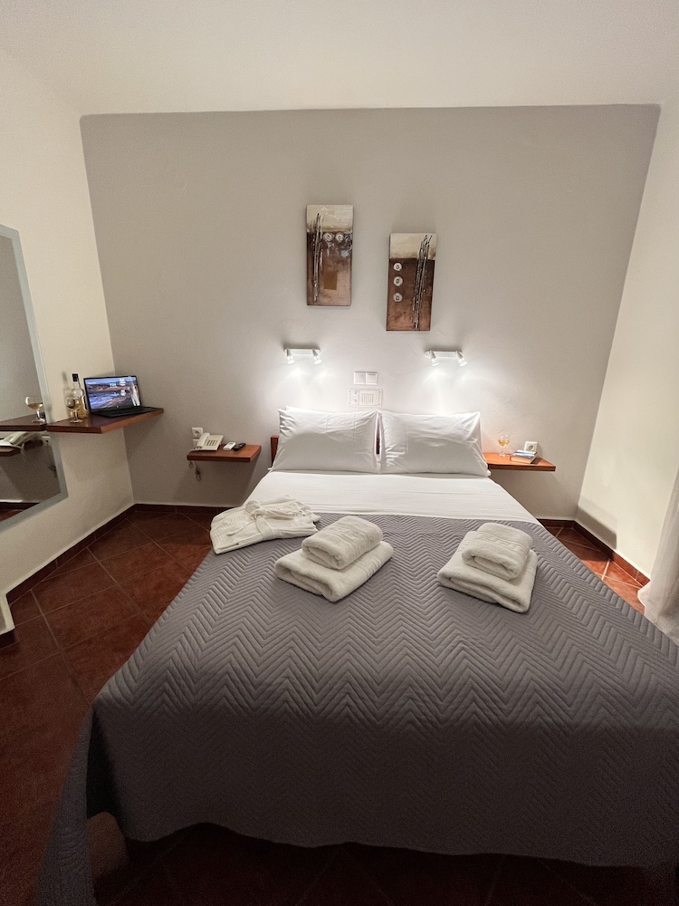 iolkos hotel apartments