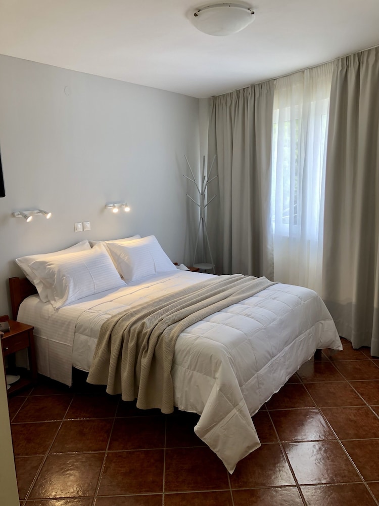 iolkos hotel apartments