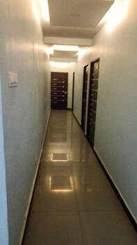 Iroomz Lake View Palace,Banjara Hills,1 star