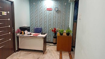 Iroomz Lake View Palace,Banjara Hills,1 star