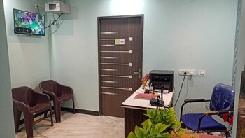 Iroomz Lake View Palace,Banjara Hills,1 star