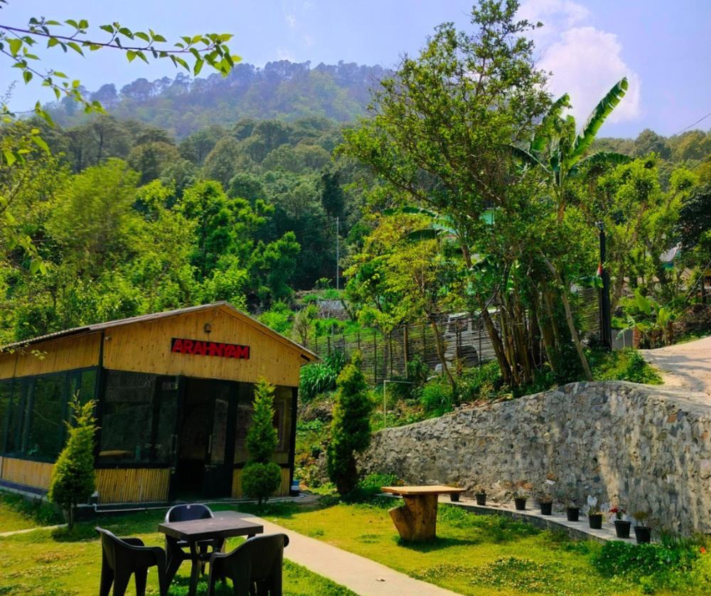 arahnyam pool side cafe and resort