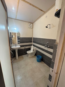 arahnyam pool side cafe and resort