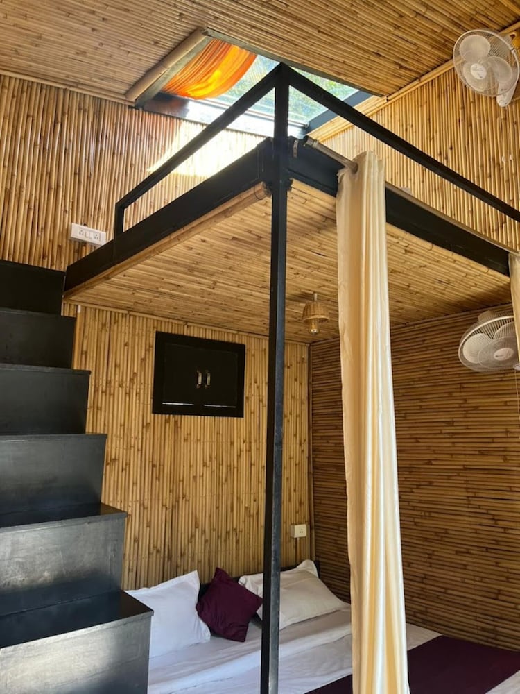 arahnyam pool side cafe and resort