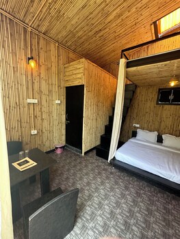 arahnyam pool side cafe and resort