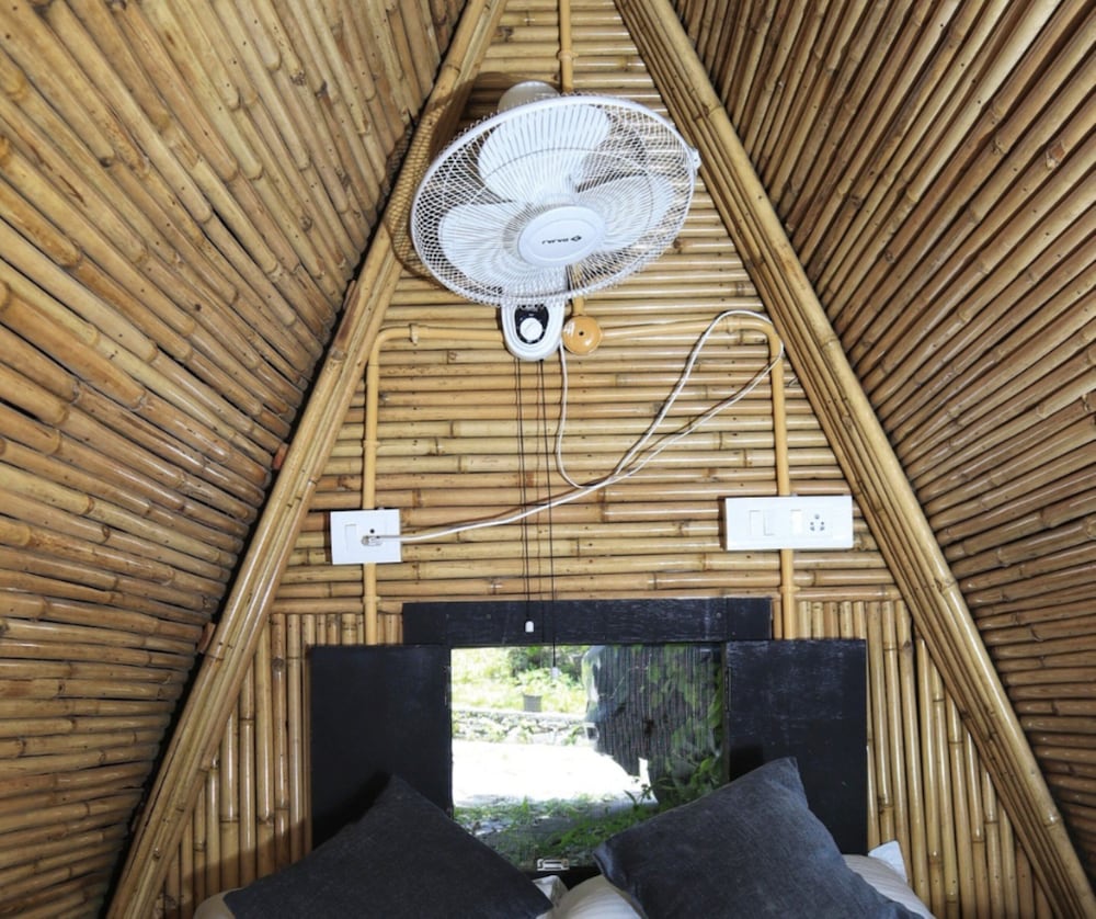 arahnyam pool side cafe and resort