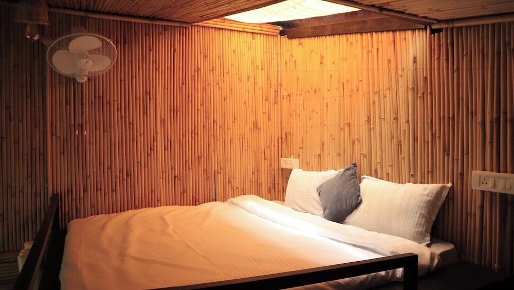 arahnyam pool side cafe and resort