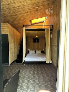 arahnyam pool side cafe and resort