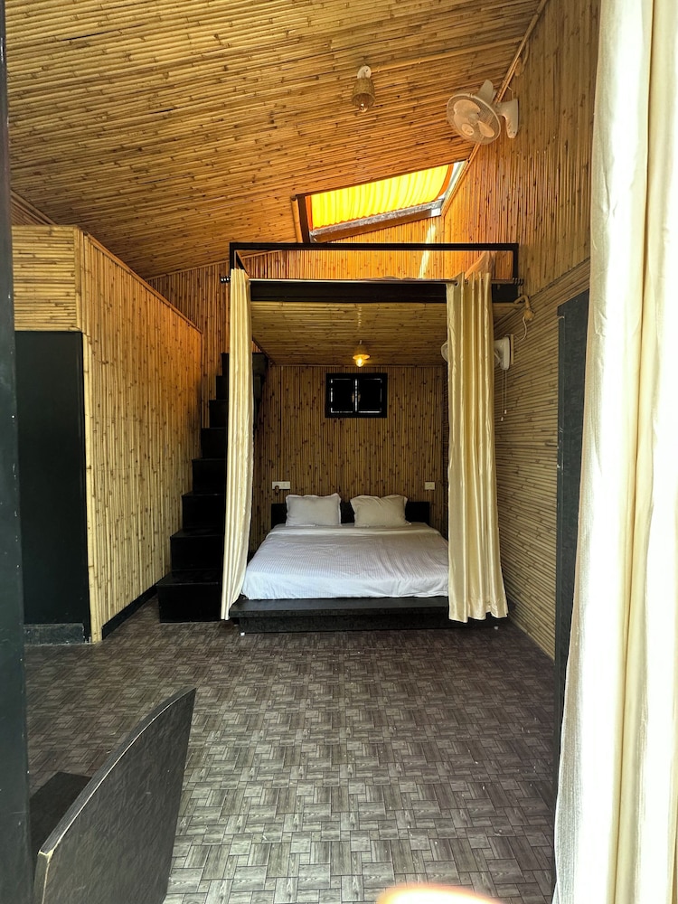 arahnyam pool side cafe and resort