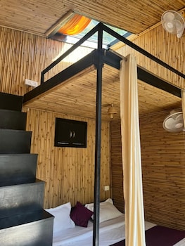 arahnyam pool side cafe and resort