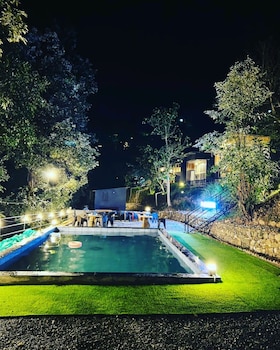 arahnyam pool side cafe and resort