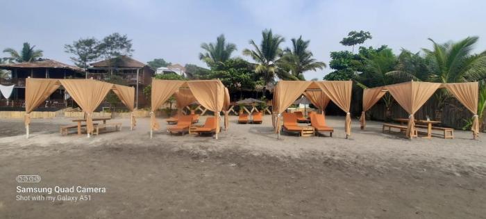 sinq beach morjim