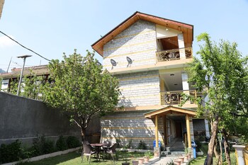Gezellig Inn - Golden Apple,Shallin>>Manali,3 star