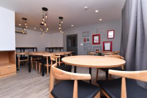 townhouse rudra inn near chhatarpur metro station
