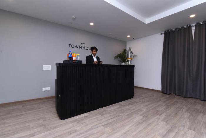 townhouse rudra inn near chhatarpur metro station