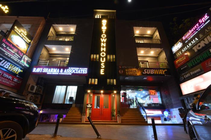 townhouse rudra inn near chhatarpur metro station