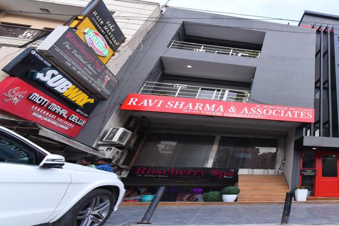 townhouse rudra inn near chhatarpur metro station