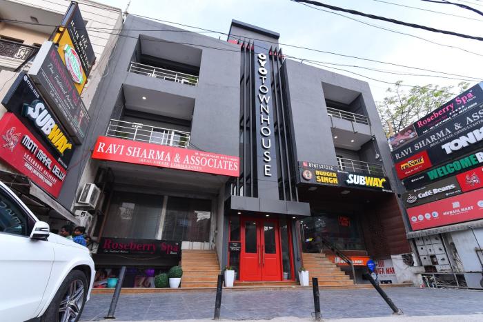 townhouse rudra inn near chhatarpur metro station
