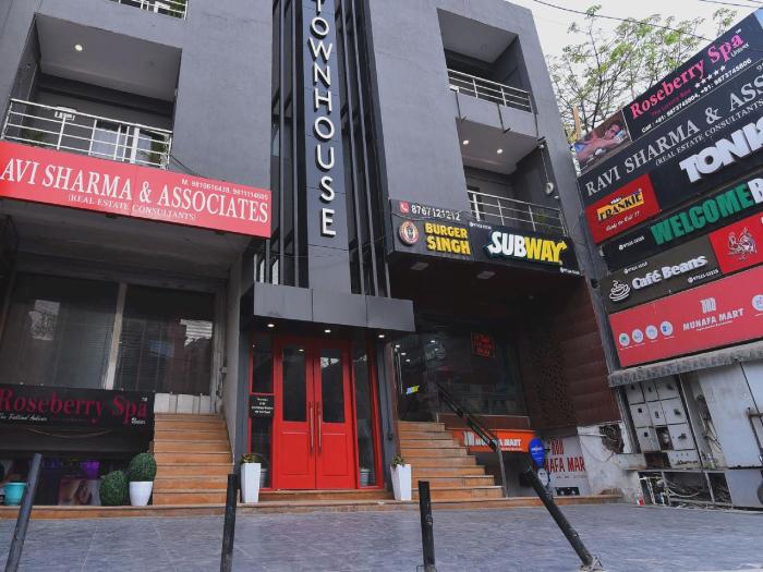 townhouse rudra inn near chhatarpur metro station