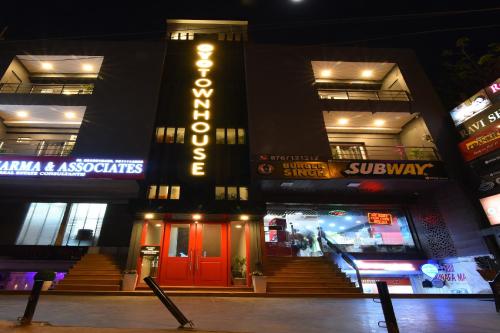townhouse rudra inn near chhatarpur metro station