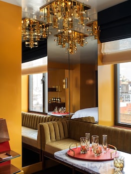 the manner the unbound collection by hyatt
