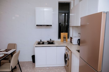 elizabeth golf apartment