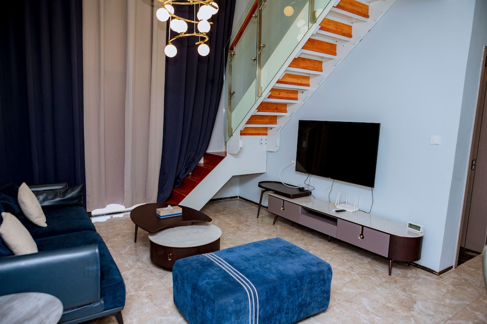 elizabeth golf apartment