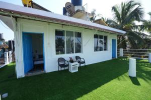 beachouse beachfront cottages and suites