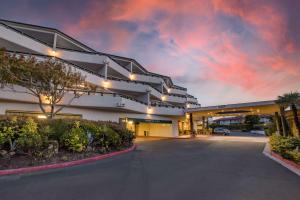the encinitan hotel and suites