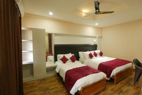 Hotel Wayanad Square,Kolagappara>>Kalpetta,3 star