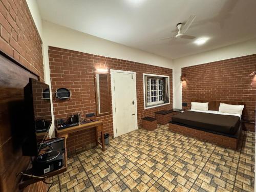 red bricks inn