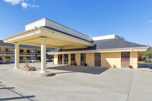 Oyo Hotel Ingleside Tx,2025 State Highway 361,2 star
