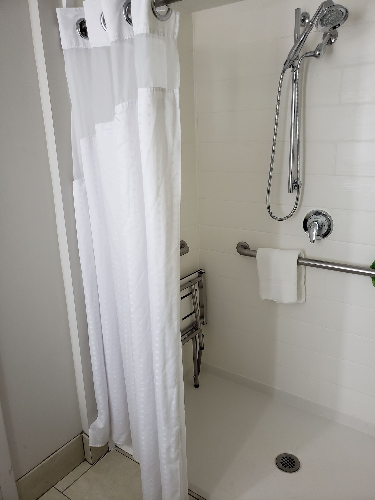 holiday inn express and suites raleigh ne medical