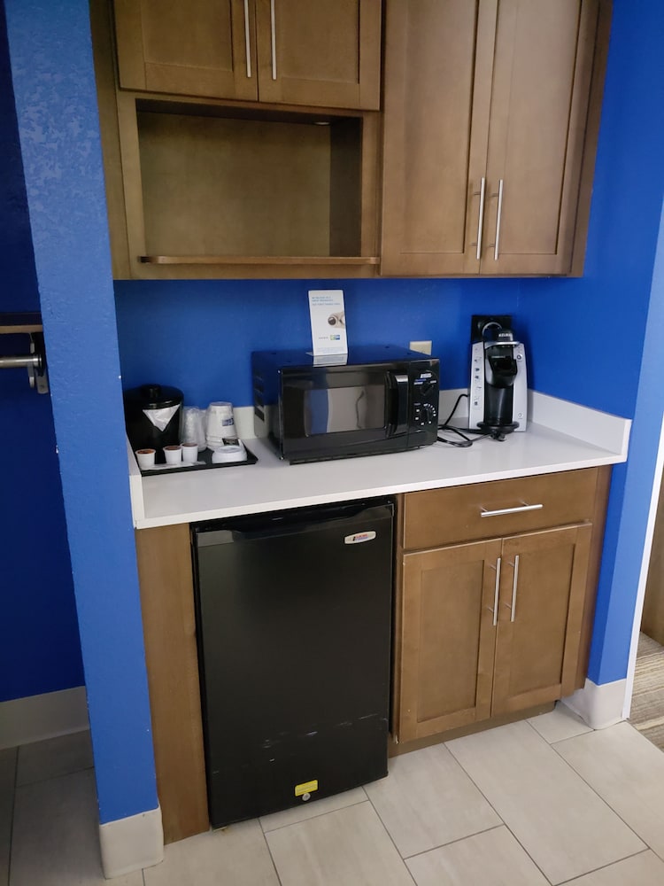 holiday inn express and suites raleigh ne medical