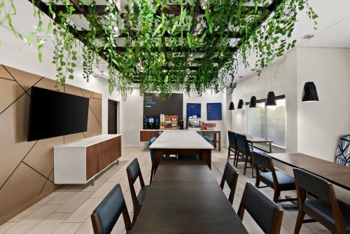 holiday inn express and suites raleigh ne medical