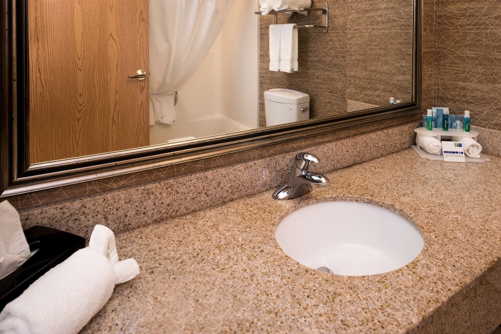 holiday inn express and suites bucyrus by ihg