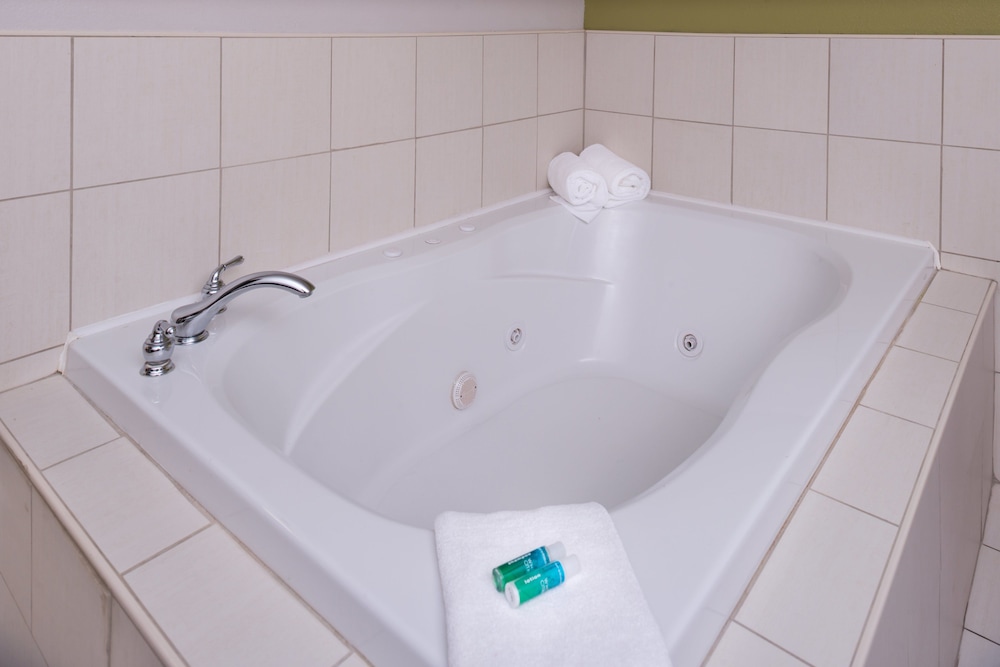 holiday inn express and suites bucyrus by ihg