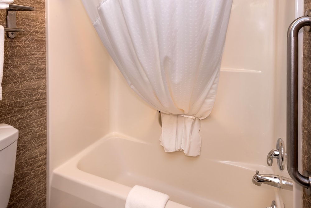 holiday inn express and suites bucyrus by ihg