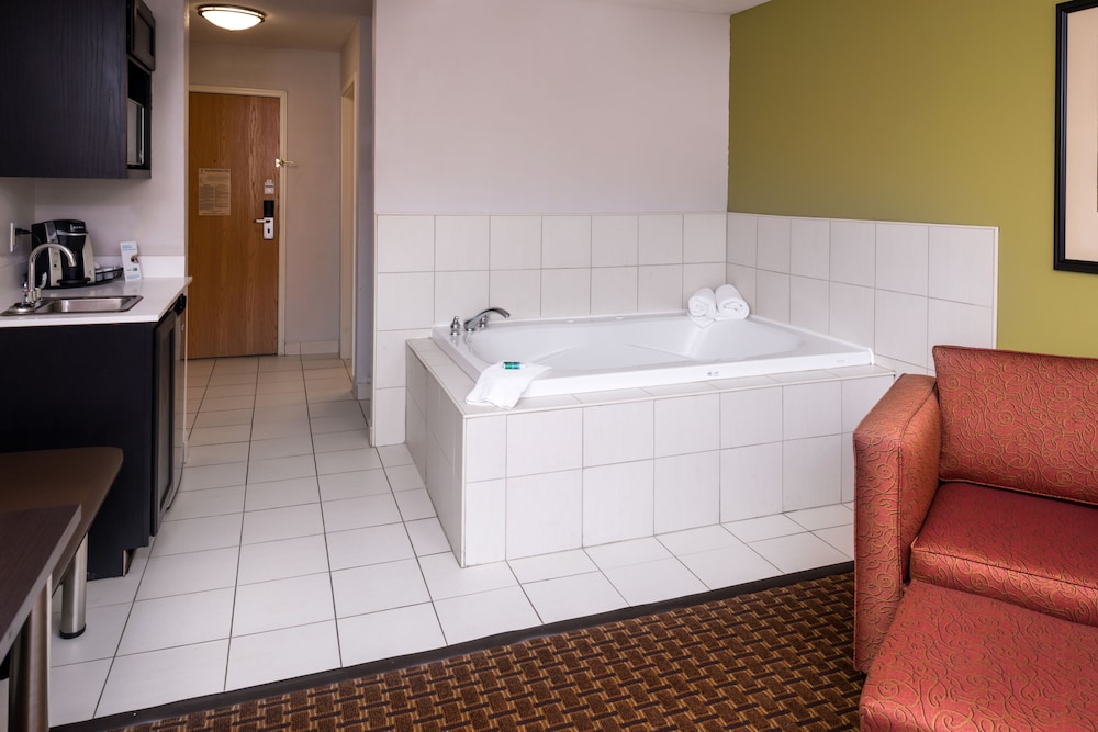 holiday inn express and suites bucyrus by ihg